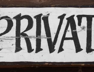 Ein Schild aus Holz auf dem "Privat" steht. Titelbild des Artikels Fensterreinigung und Privatsphäre – so arbeiten wir diskret in Ihrem Zuhause