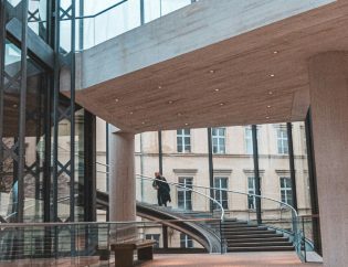 Innenansicht eines Gebäudes in Berlin mit gläserner Fassade: Glasfassade innen reinigen - ohne tropfendes Wasser und Leiter
