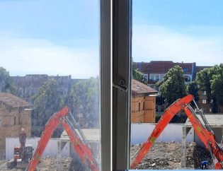 Glasreinigung bei der Bauendreinigung – vorher und nachher. links: Schmutzige Scheibe von den Bauarbeiten, rechts: sauberes Fenster nach der Reinigung.