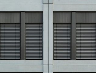 Reinigung von Außenjalousien beauftragen: Fenster mit verschlossenen Außenjalousien